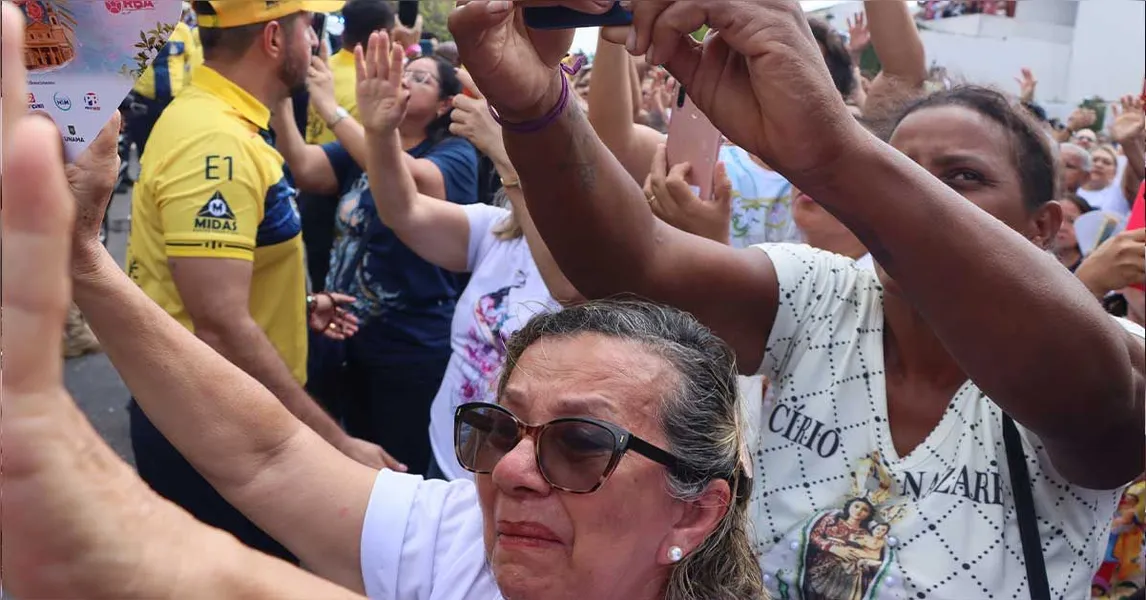 Entre lágrimas e orações, mãos se erguem para saudar a Virgem de Nazaré