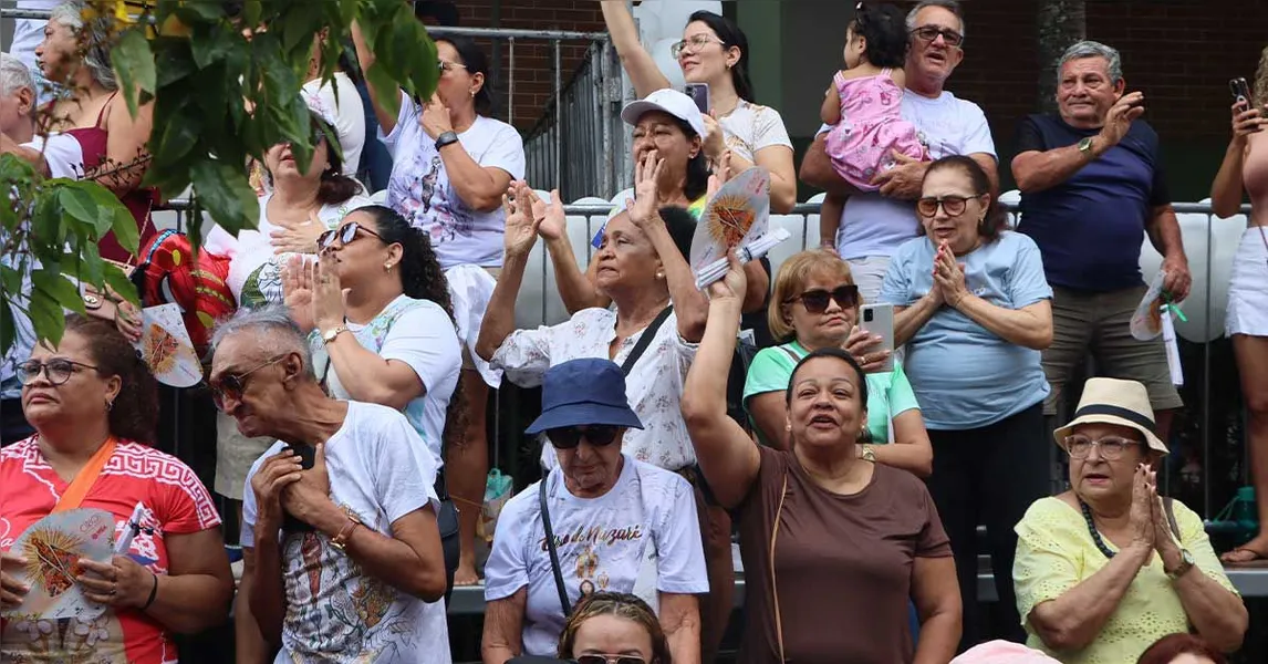 Entre lágrimas e orações, mãos se erguem para saudar a Virgem de Nazaré