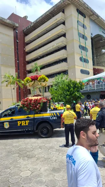 Traslado faz parada em universidade para homenagens e descanso dos romeiros
