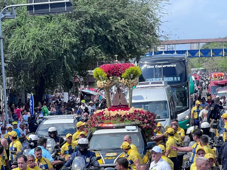 Traslado para Ananindeua e Marituba termina após quase onze horas de procissão