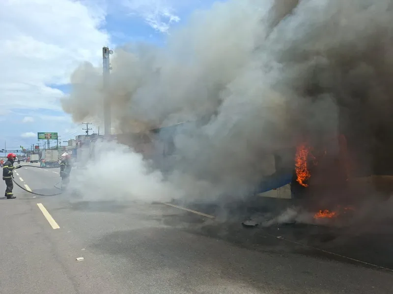 Ônibus é destruído pelo fogo na BR-316 nesta quarta, 26