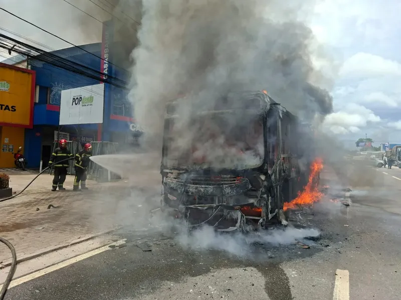 Ônibus é destruído pelo fogo na BR-316 nesta quarta, 26