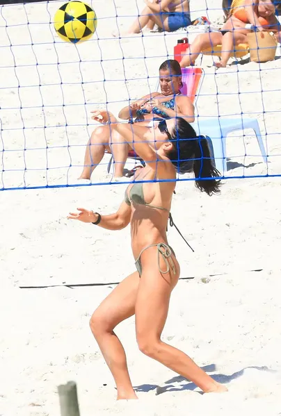 Jade Picon exibe barriga sarada em biquíni minúsculo