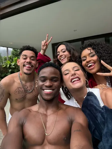 Bruna Griphao posa de biquíni fio dental e arranca suspiros