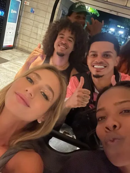 Bruna Griphao posa de biquíni fio dental e arranca suspiros