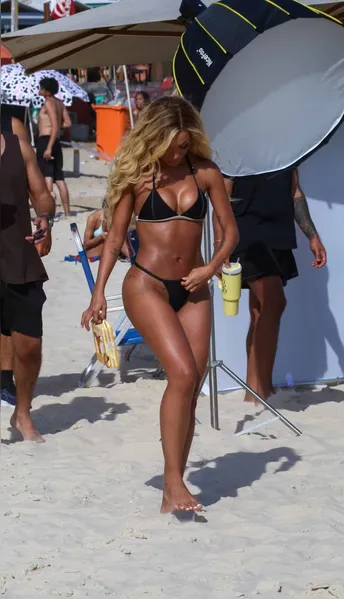 Brunna Gonçalves exibe bumbum e shape definido em praia