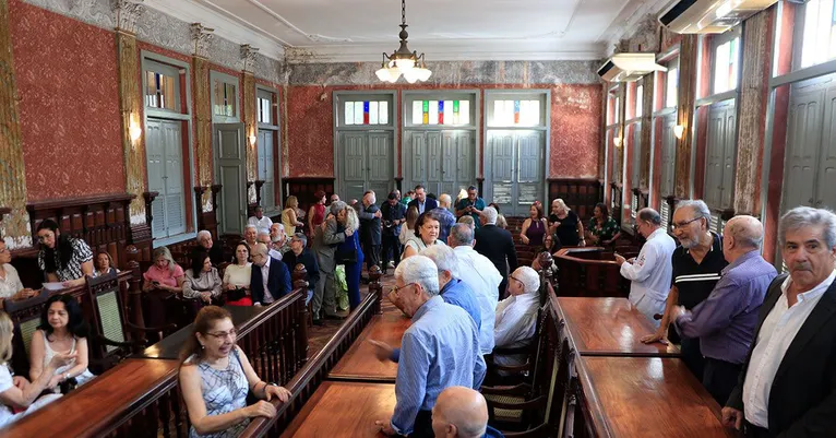 No Salão Nobre do ICM, emoções e memórias marcaram o reencontro dos formandos de 1975, celebrando décadas de amizade.