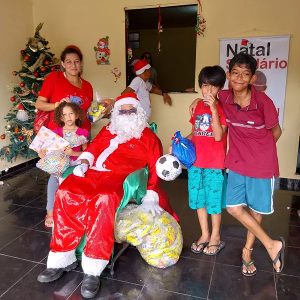 Ananindeua: Amigos doam cestas básicas e brinquedos em festa de Natal