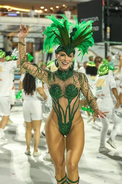 Rainhas de bateria brilham em ensaio técnico do Rio