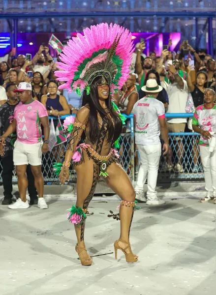 Rainhas de bateria brilham em ensaio técnico do Rio