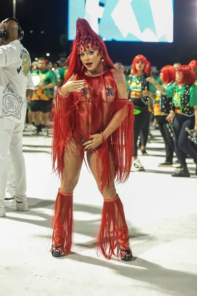 Rainhas de bateria brilham em ensaio técnico do Rio