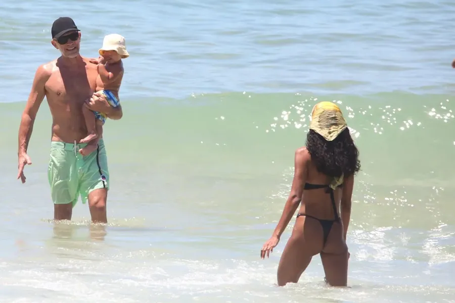 Vincent Cassel curte folga na praia de Ipanema