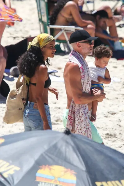 Vincent Cassel curte folga na praia de Ipanema