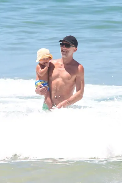 Vincent Cassel curte folga na praia de Ipanema