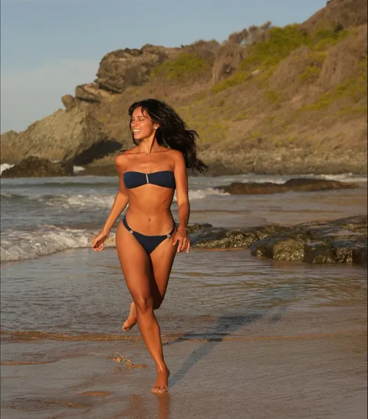 FOTOS: Alane Dias chama atenção ao exibir marquinha de biquíni