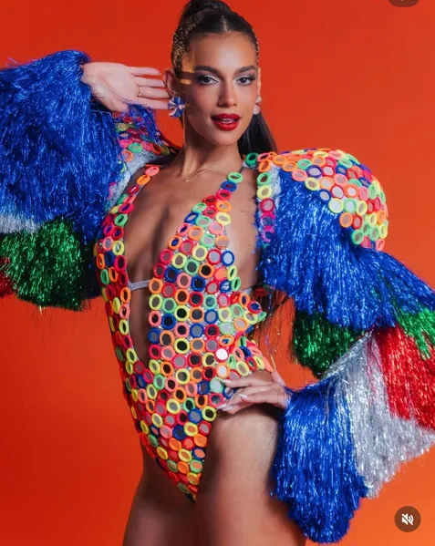 Alane usa look de xuxinhas de cabelo no ensaio da Grande Rio