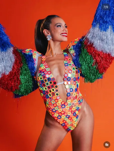 Alane usa look de xuxinhas de cabelo no ensaio da Grande Rio