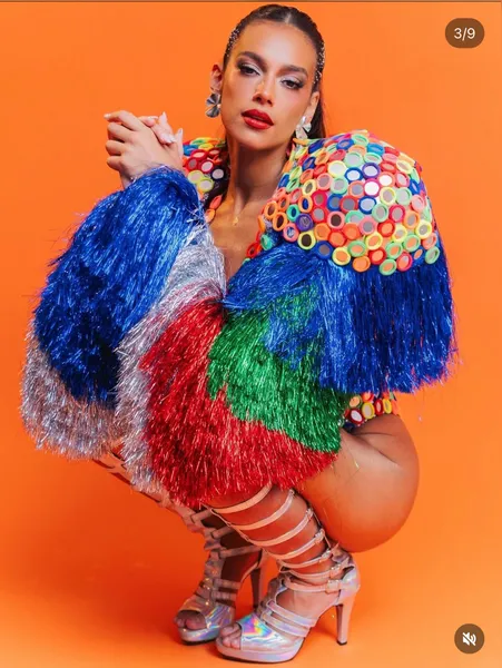 Alane usa look de xuxinhas de cabelo no ensaio da Grande Rio