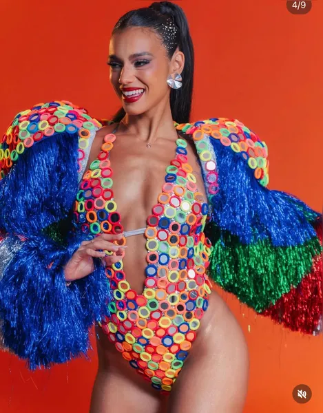 Alane usa look de xuxinhas de cabelo no ensaio da Grande Rio