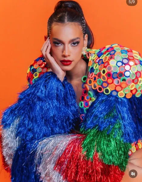 Alane usa look de xuxinhas de cabelo no ensaio da Grande Rio