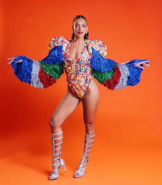 Alane usa look de xuxinhas de cabelo no ensaio da Grande Rio