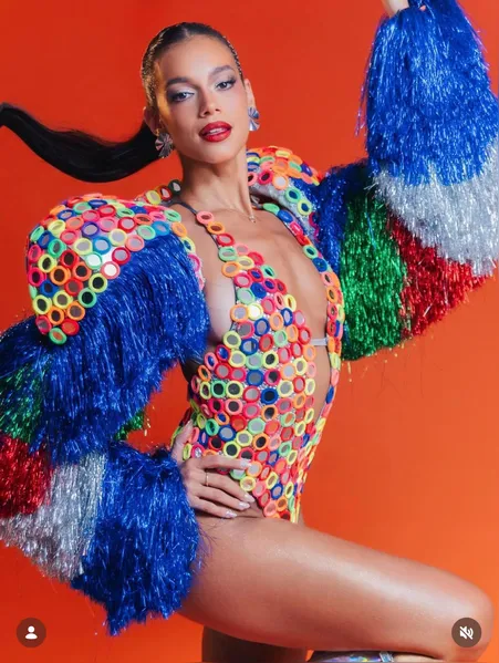 Alane usa look de xuxinhas de cabelo no ensaio da Grande Rio