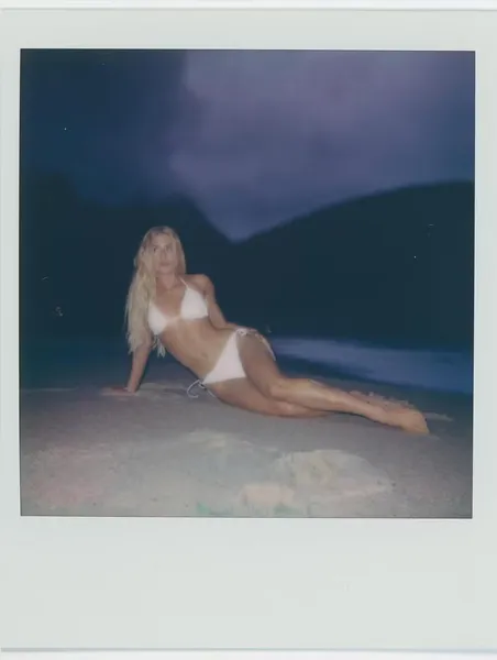 Marina Ruy Barbosa posta cliques de biquíni e beleza encanta