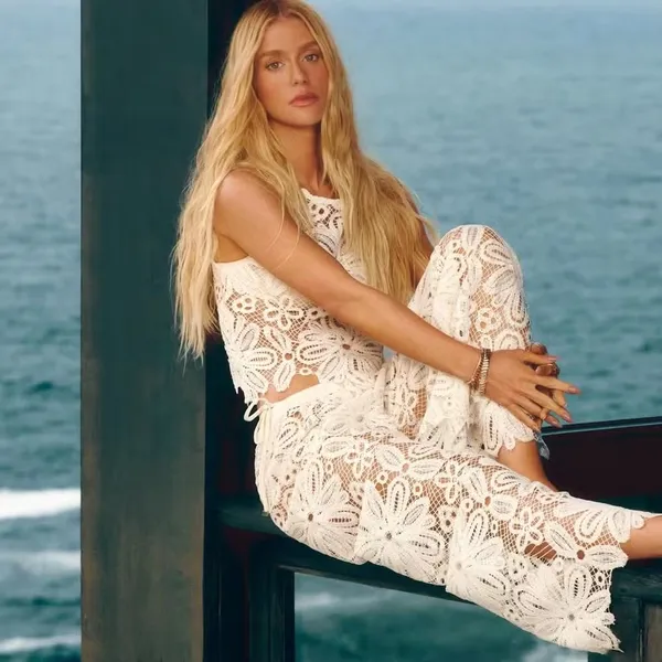 Marina Ruy Barbosa posta cliques de biquíni e beleza encanta