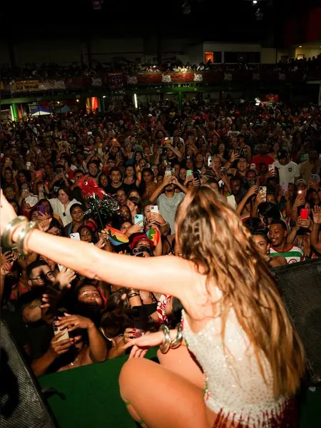 Paolla Oliveira retorna à Grande Rio e é aclamada pelo público