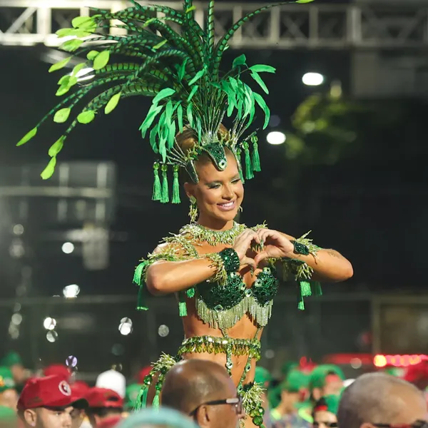 Rainhas de bateria brilham em ensaio técnico do Rio