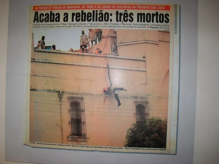 Noticiário sobre o fim da rebelião exposto no Memorial da Cela Cinzeiro, mostrando “Ninja” morto.