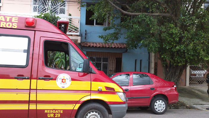 
        
            Após briga, homem é jogado em cima de laje
        
    