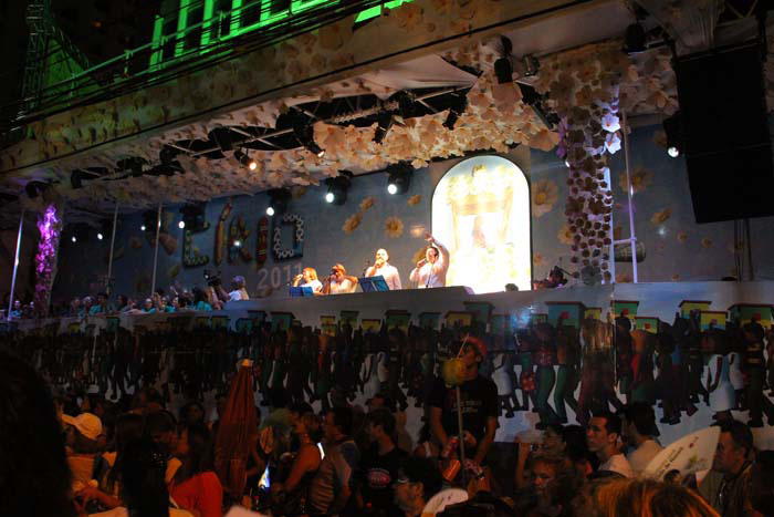 A demonstração de afeto à Virgem continua