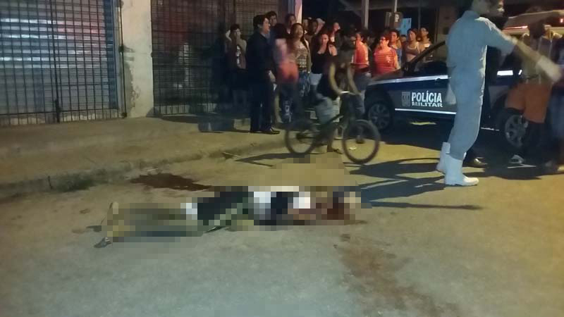 
        
            Motoqueiros executam jovem a tiros
        
    