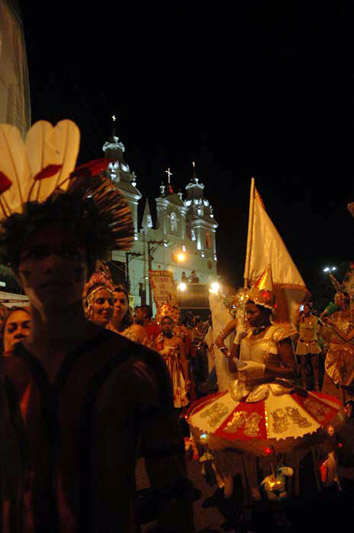 
        
            Auto do Círio festeja a Santa nas ruas de Belém
        
    