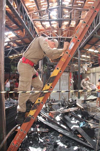 
        
            Mercado da Pedreira: fogo destrói cinco boxes
        
    