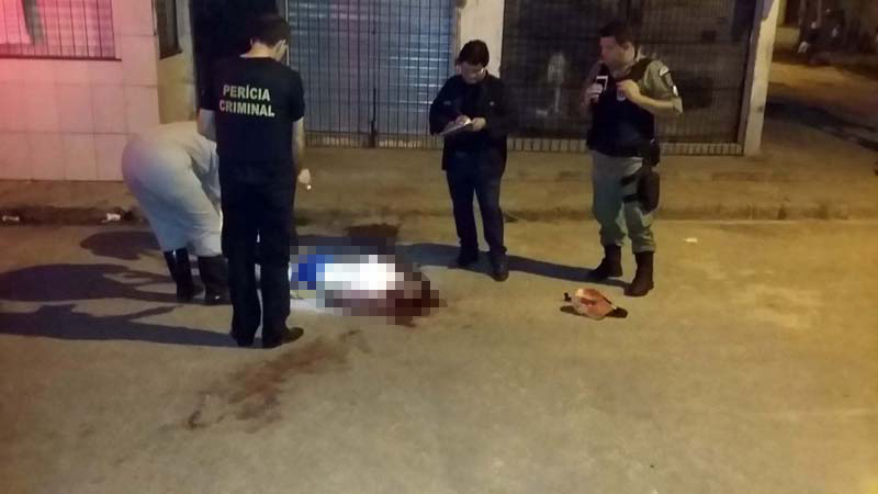 
        
            Motoqueiros executam jovem a tiros
        
    