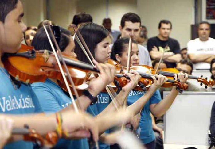 
        
            Orquestra Jovem Vale Música se apresenta no Diário
        
    