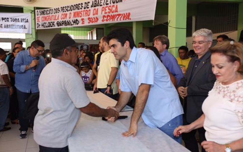 
        
            Helder entrega 1.700 carteiras a pescadores
        
    