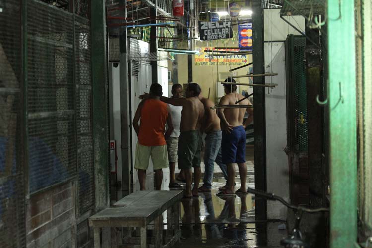 
        
            Mercado da Pedreira: fogo destrói cinco boxes
        
    