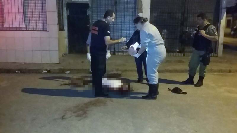 
        
            Motoqueiros executam jovem a tiros
        
    