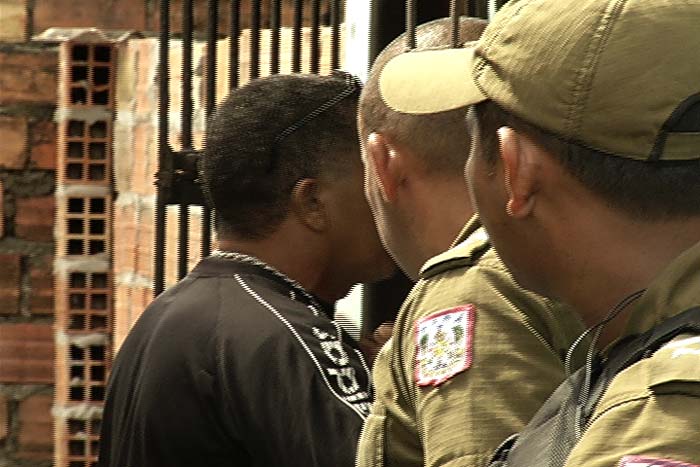 
        
            Bandidos fazem refém no Coqueiro
        
    