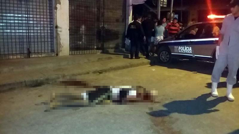
        
            Motoqueiros executam jovem a tiros
        
    