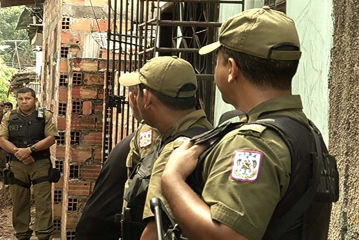 
        
            Bandidos fazem refém no Coqueiro
        
    