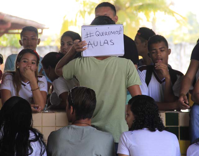 
        
            Cenário de abandono nas escolas
        
    