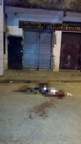
        
            Motoqueiros executam jovem a tiros
        
    