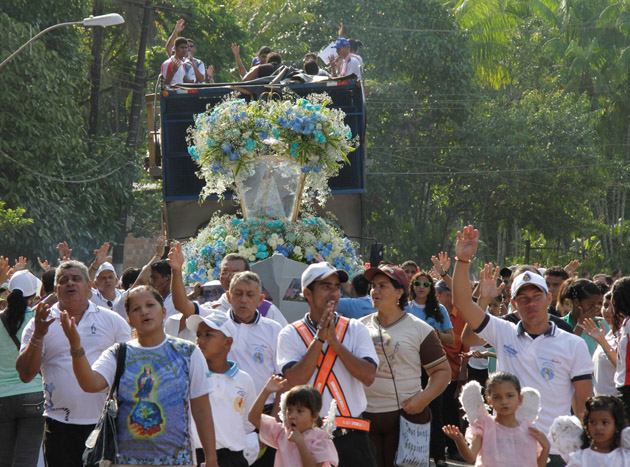 
        
            Moradores de Outeiro prestam homenagem a virgem
        
    