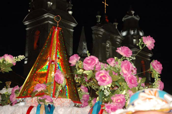 
        
            Auto do Círio festeja a Santa nas ruas de Belém
        
    