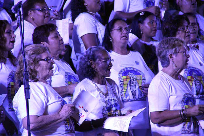 
        
            A demonstração de afeto à Virgem continua
        
    