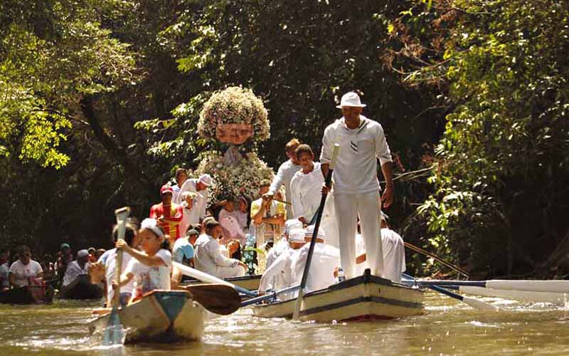 
        
            Confira imagens da procissão das águas em Caraparú
        
    